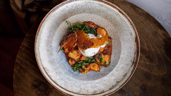 Paradicsomos gnocchi burrata sajttal, pármai sonka chips-szel, sült bazsalikommal és liofilizált olajbogyóval
