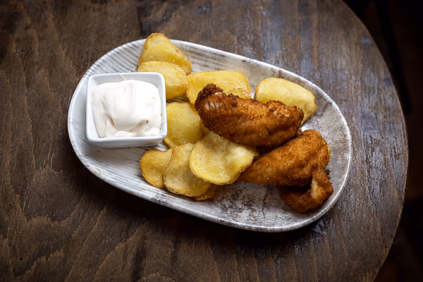 Rántott tőkehal falatkák tallér burgonyával és majonézzel