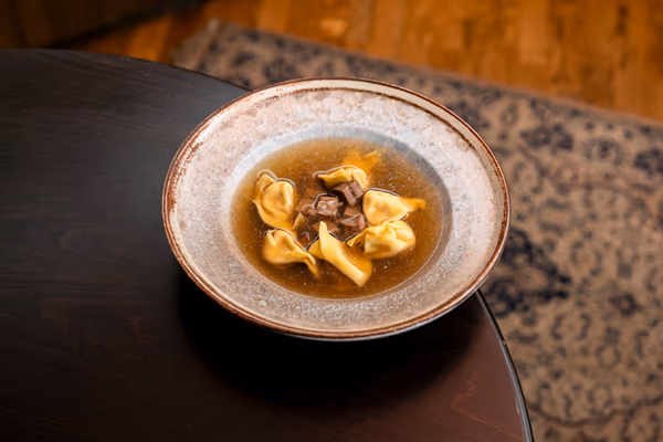 Húsleves marhapofával, ricottás vargányás tortellinivel és sárgarépával