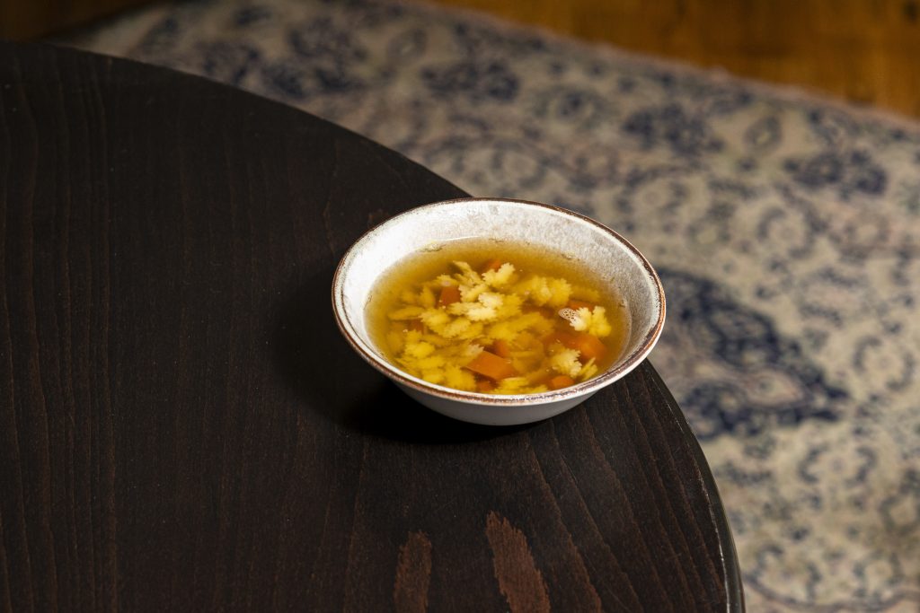 Húsleves eperlevéllel és zöldségekkel