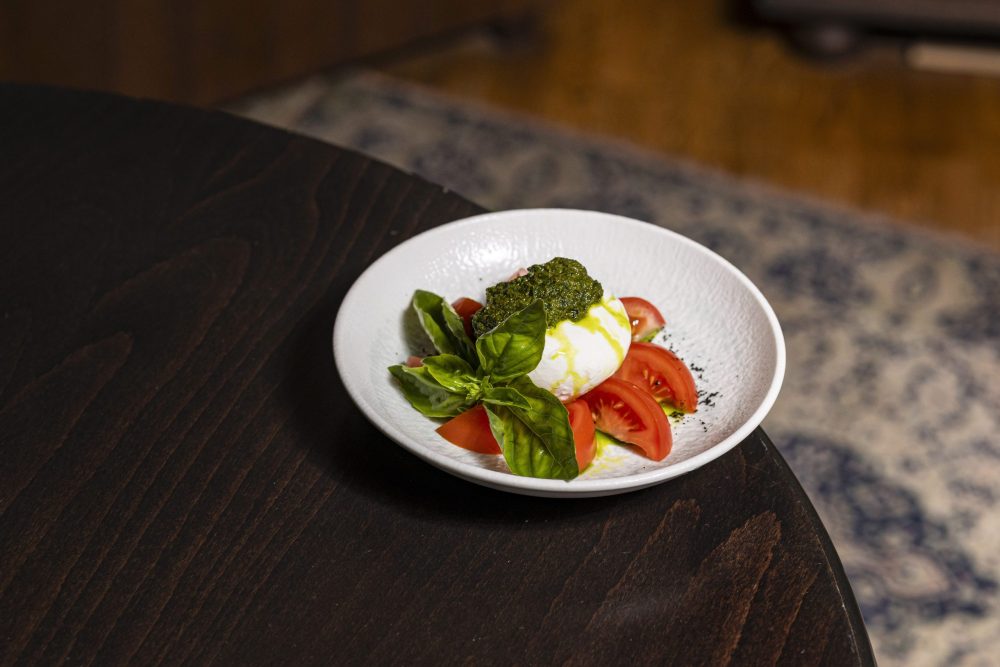 Bivaly mozzarella paradicsommal és házi pesto-val