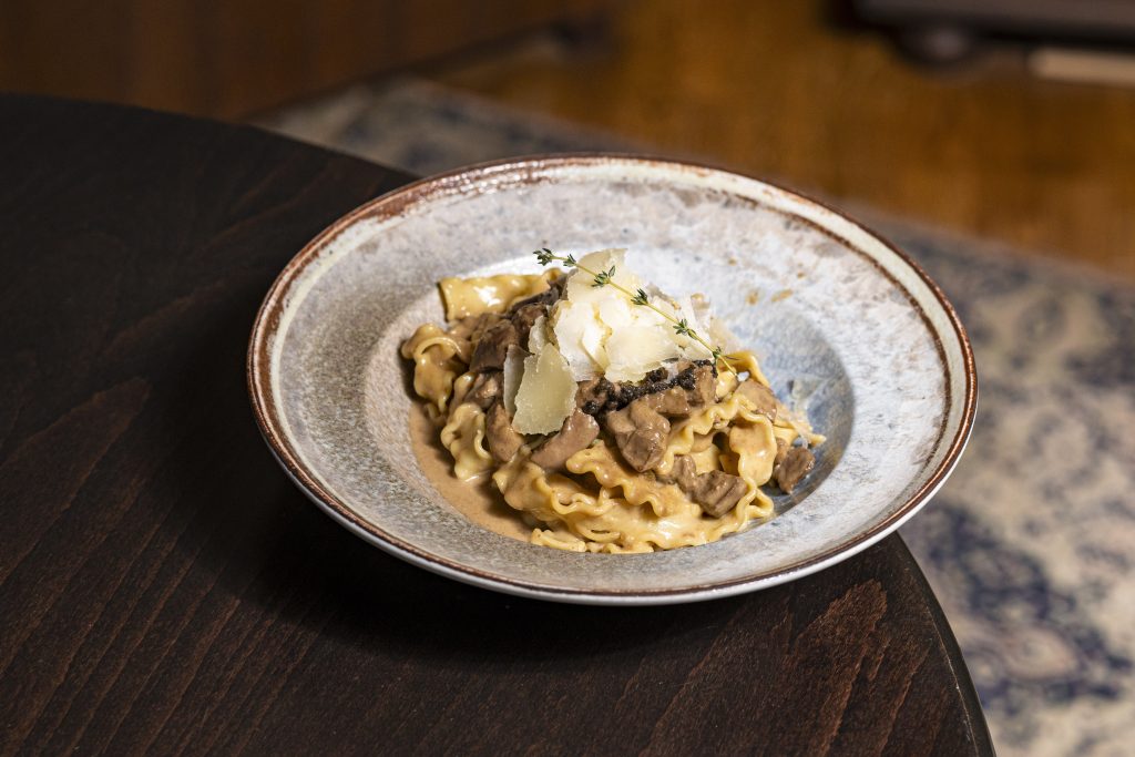Szarvasgombás mafalde tészta balzsamos pecsenye kacsamájjal