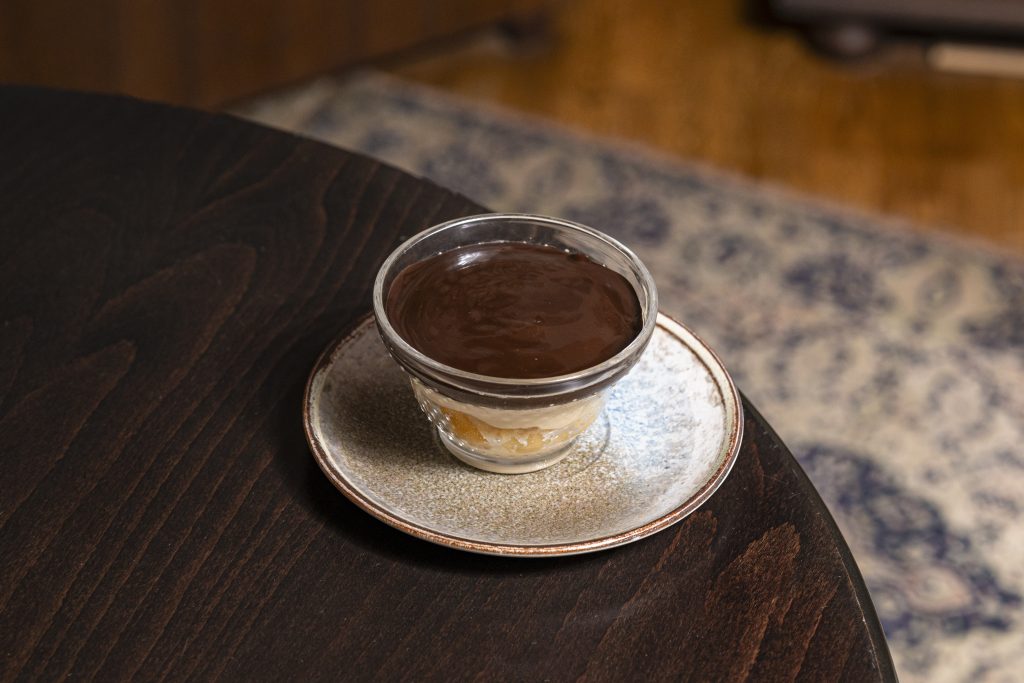 Mascarpone krém mandulás piskótával és forró csokoládéval