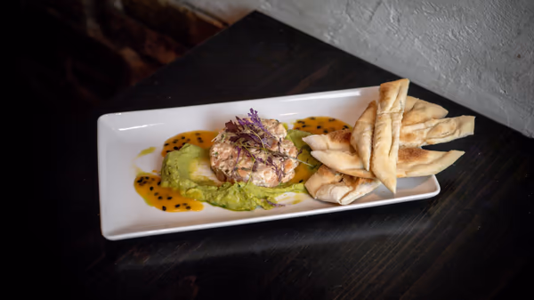 Lazactatár avokádókrémmel, maracujával, dijoni mustáros majonézzel és kemencés focaccia-val