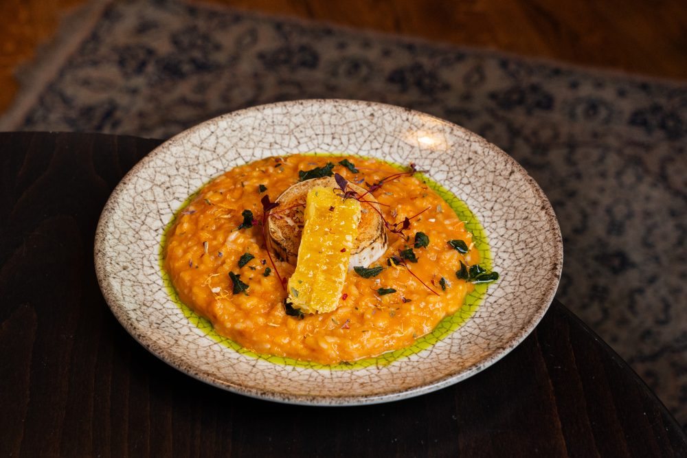 Sütőtökös rizottó grillezett kecskesajttal, lépes mézzel és friss oregánóval