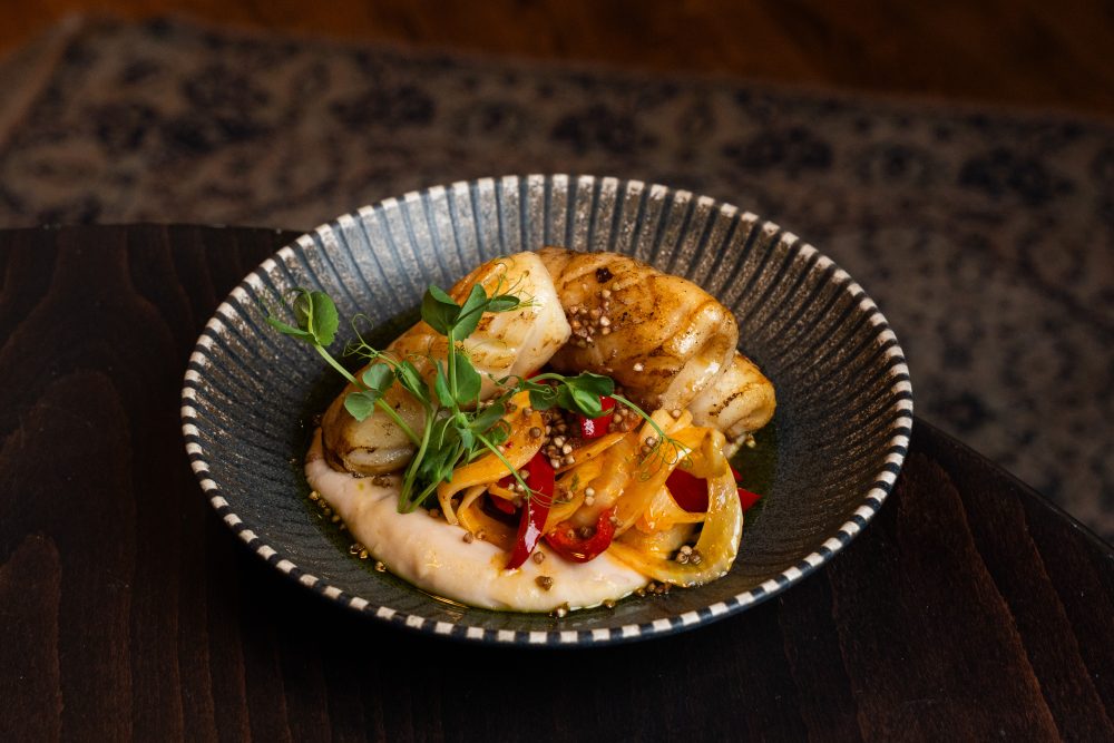 Grillezett tintahal narancsos n’duja(pikáns olasz kolbász) mártással, babpürével, édesköménnyel és paprikával