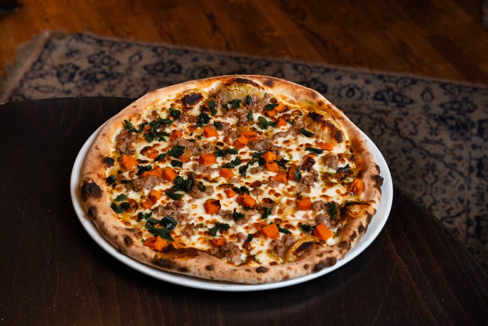 Pizza con zucca e salsiccia