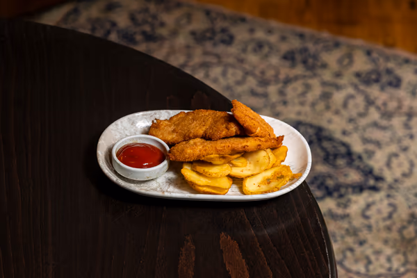 Rántott csibefalat burgonya chips-szel és ketchuppal